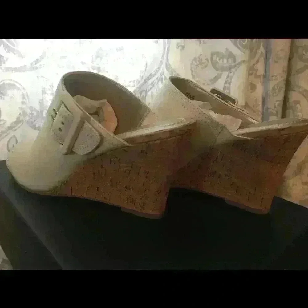 Tahari Ivory Leather Cork Wedge Open Toe sandals Sz 8